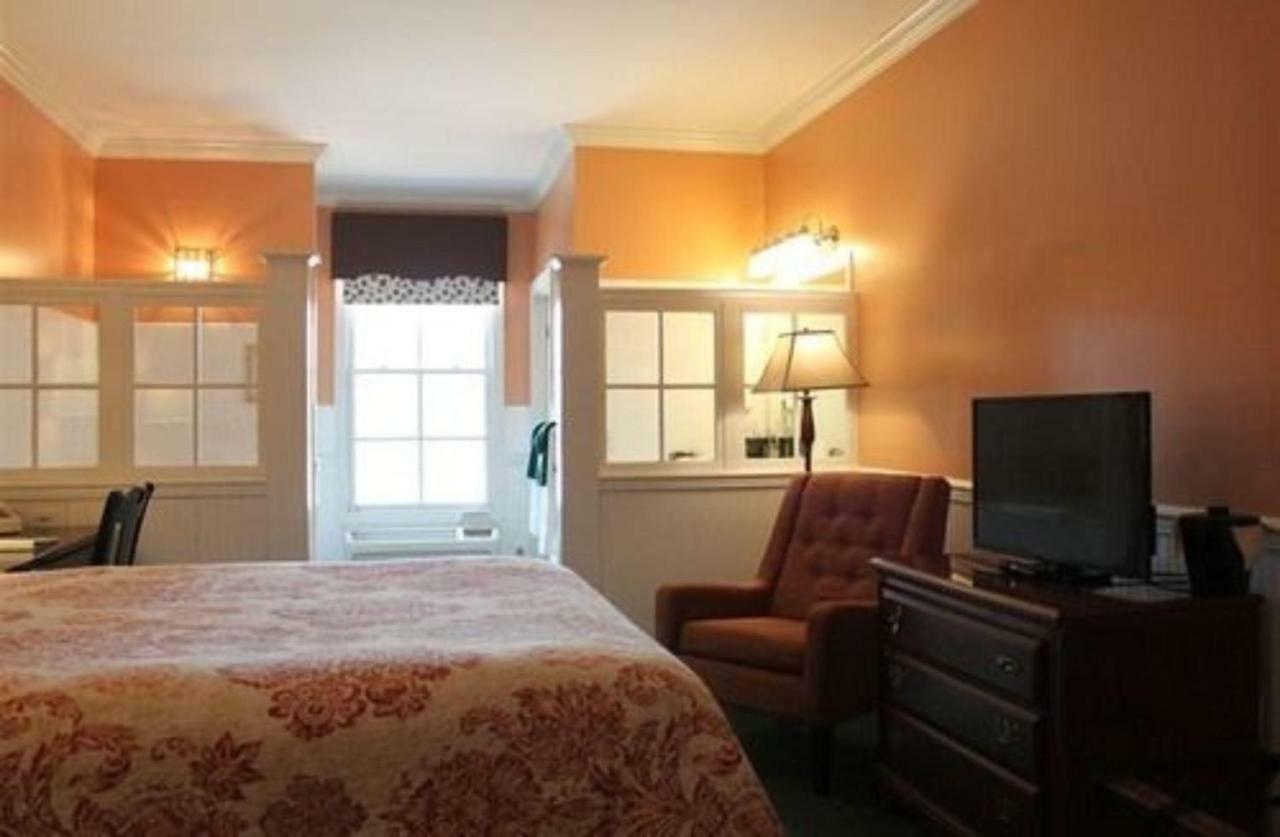 County Clare Inn Милуоки Экстерьер фото