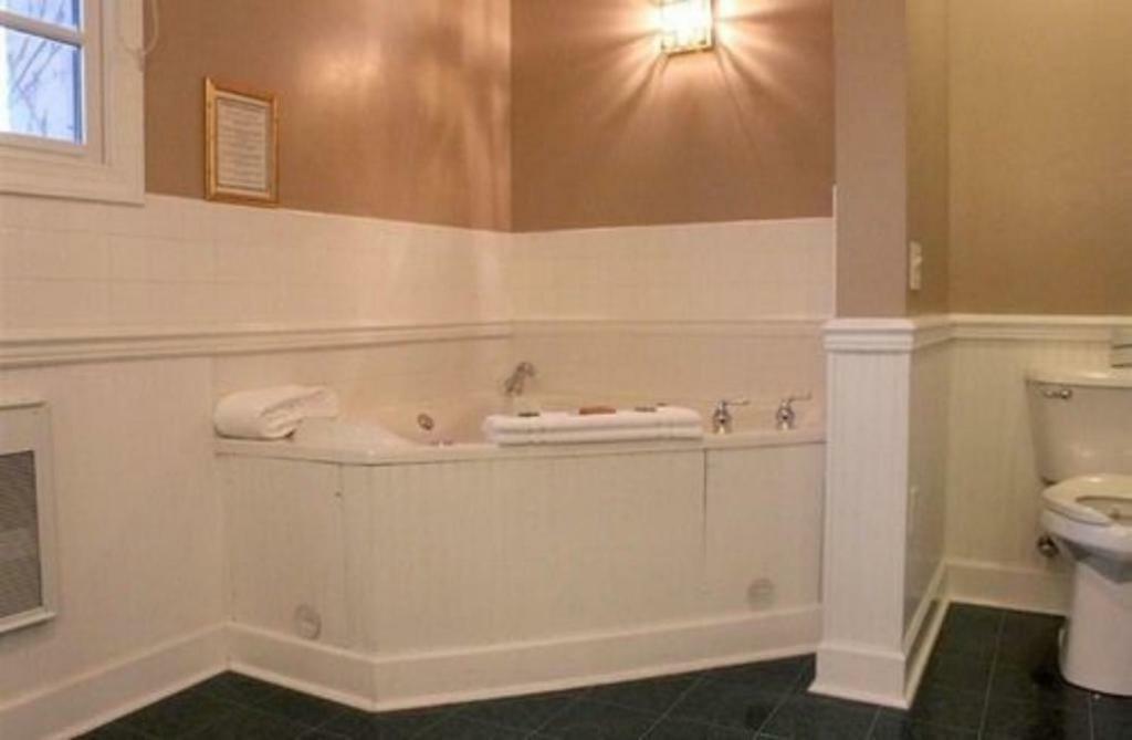 County Clare Inn Милуоки Экстерьер фото