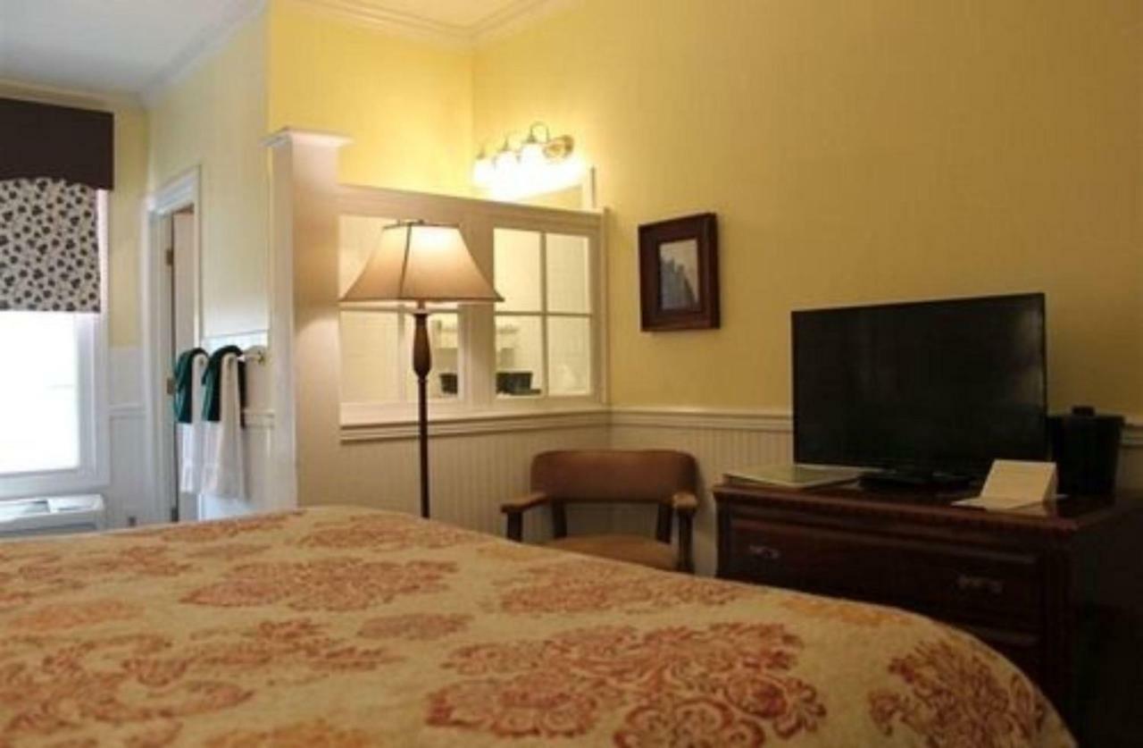 County Clare Inn Милуоки Экстерьер фото
